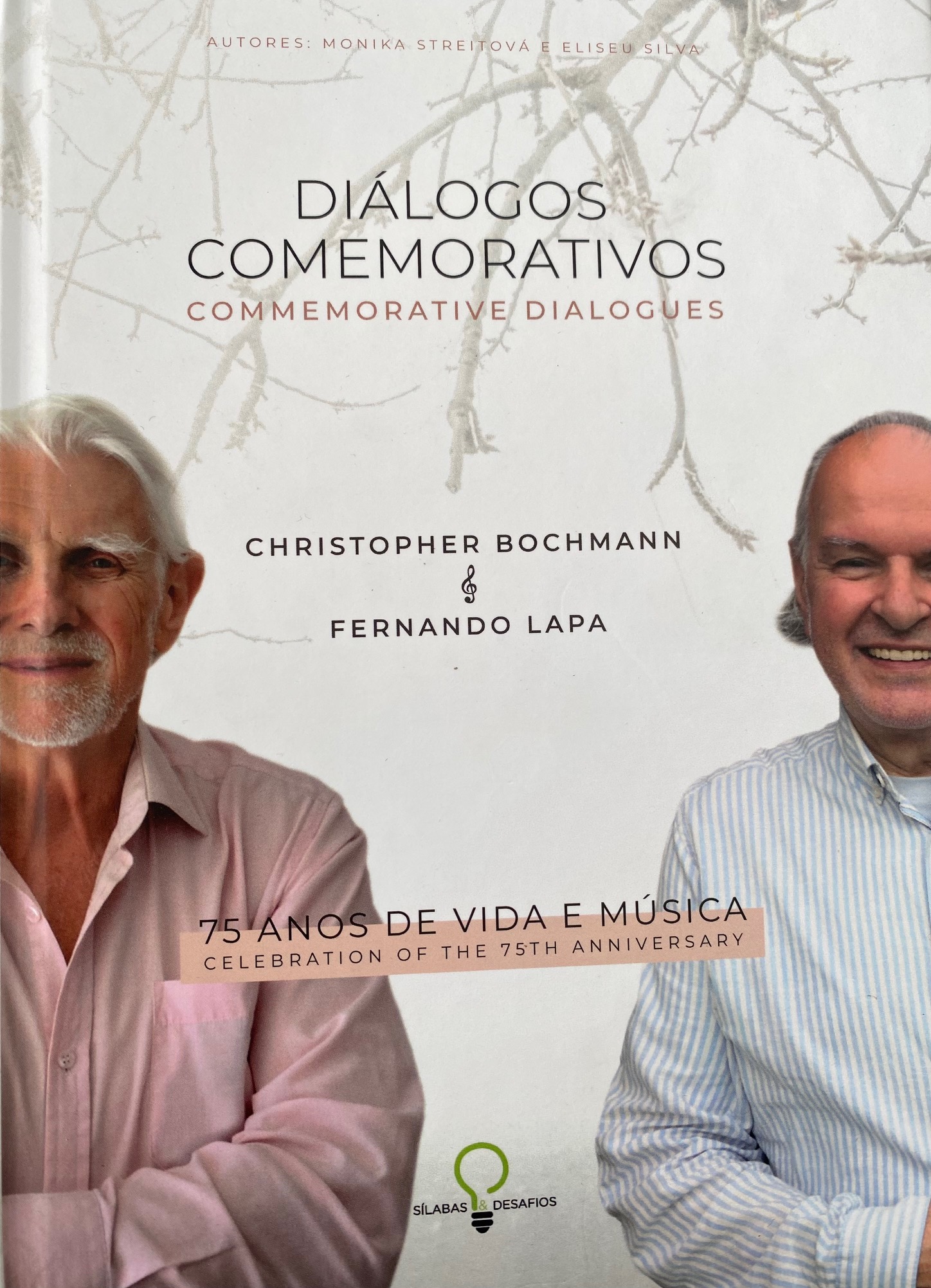 Diálogos comemorativos can be purchased at encomendar@silabas-e-desafios.pt